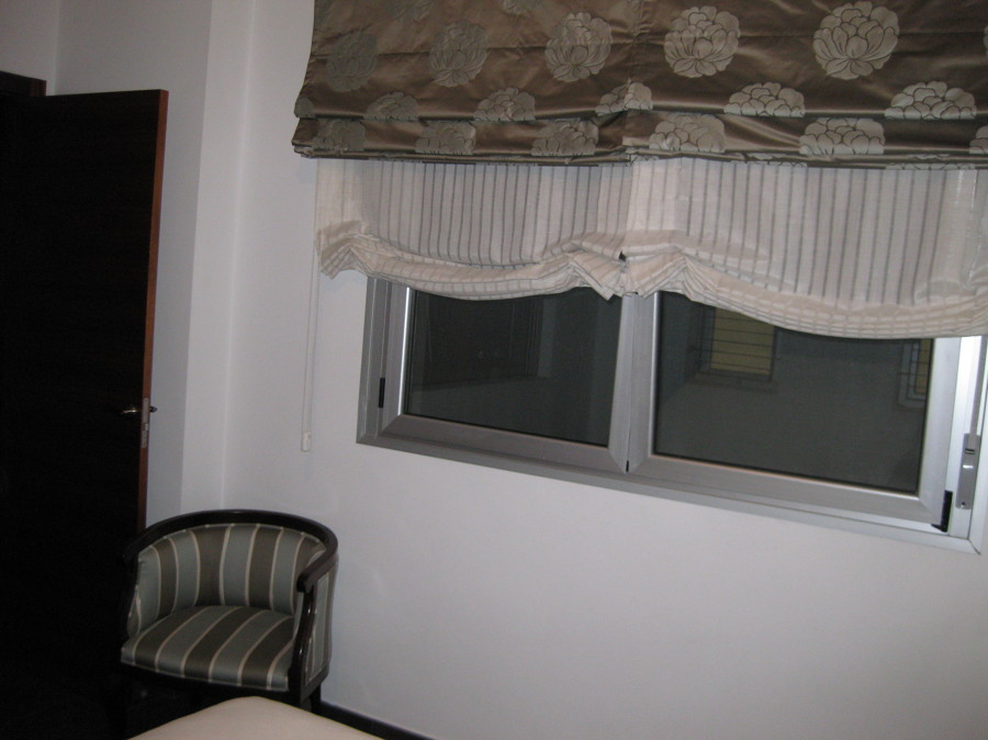 Ventana vestida y taburete tapizado