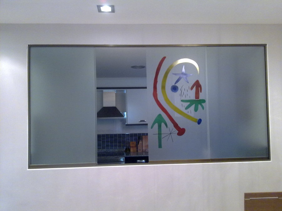 Ventana vidrio con decoración