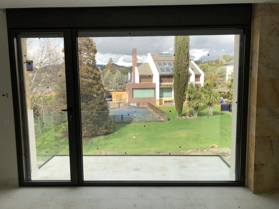 ventanal con vista a la parte de atras