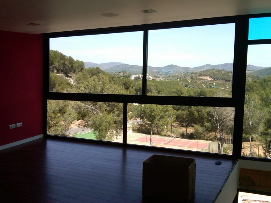 Ventanales de gran formato con cristales reflectantes