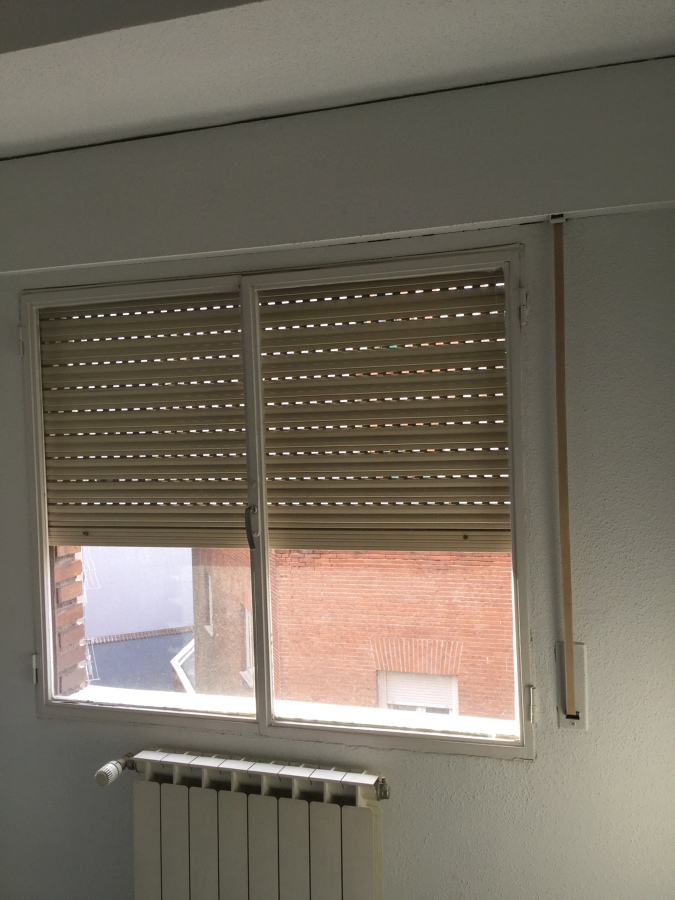 Ventanas antiguas con cristales simples y estrutura de hierro 