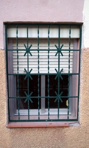 Ventanas antiguas de alumino dejan pasar todo el frio