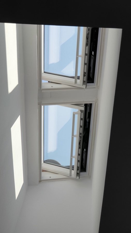 Ventanas automáticas en el tejado de la vivienda