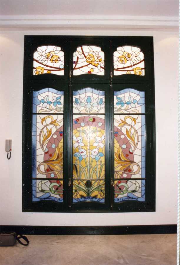 Ventanas con dibujos modernistas en vidrio emplomado