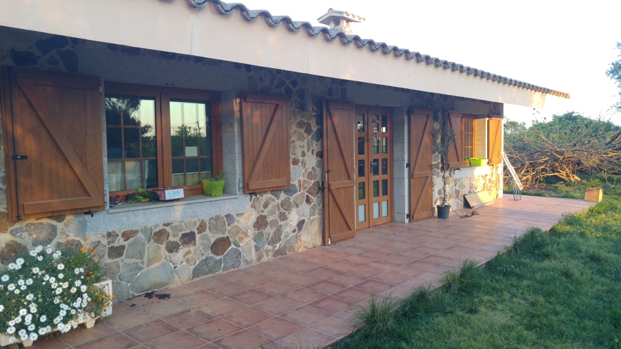 Ventanas de PVC y porticones rústicos