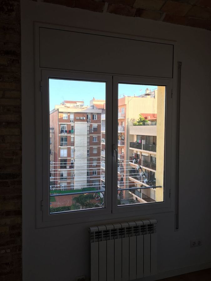 Ventana practicable de dos hojas con registro de persiana