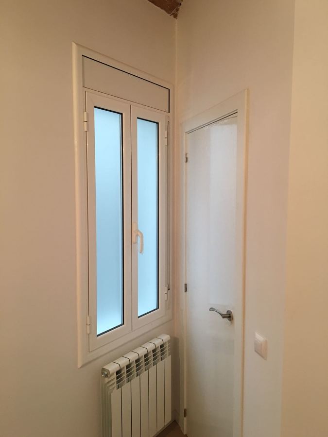 Ventanas practicables con cajón de persiana tipo compacto