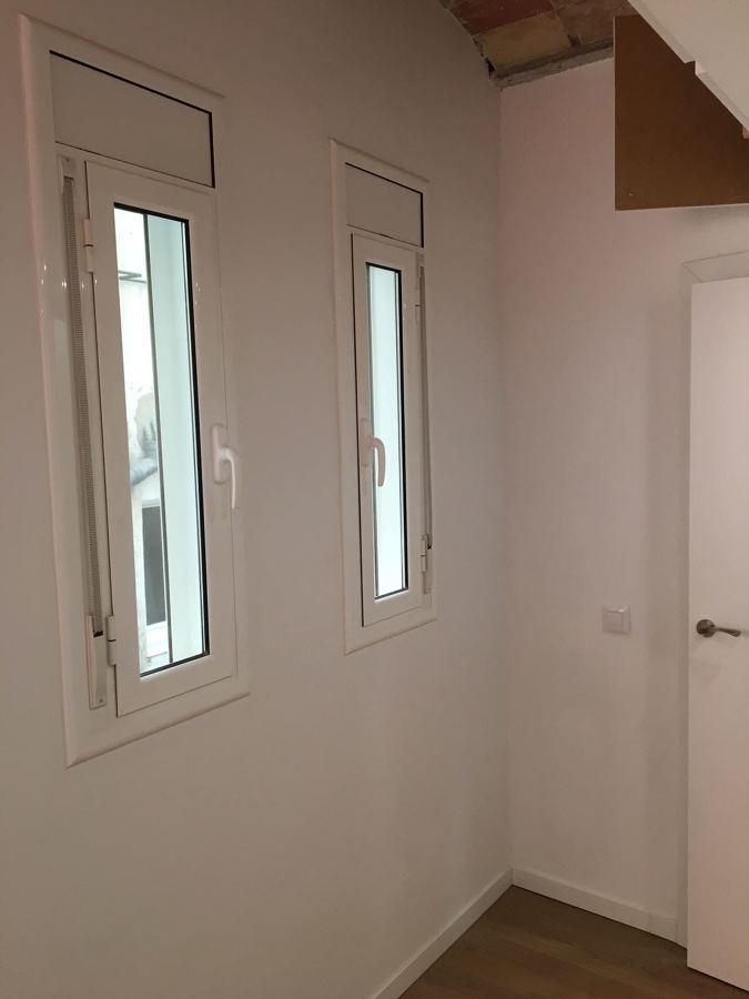 Ventanas practicables con cajón de persiana tipo compacto