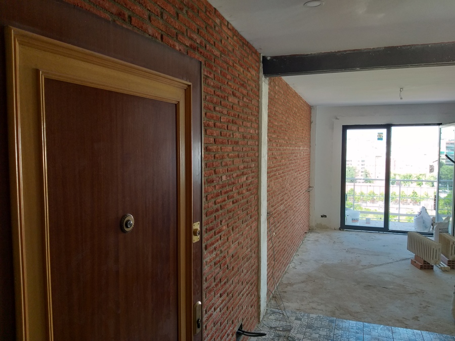 Ventanas y pared de ladrillo terminada