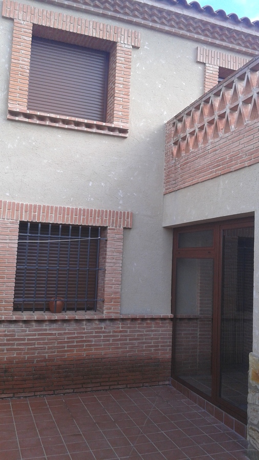 ventanas y puerta con fijo vista desde el patio