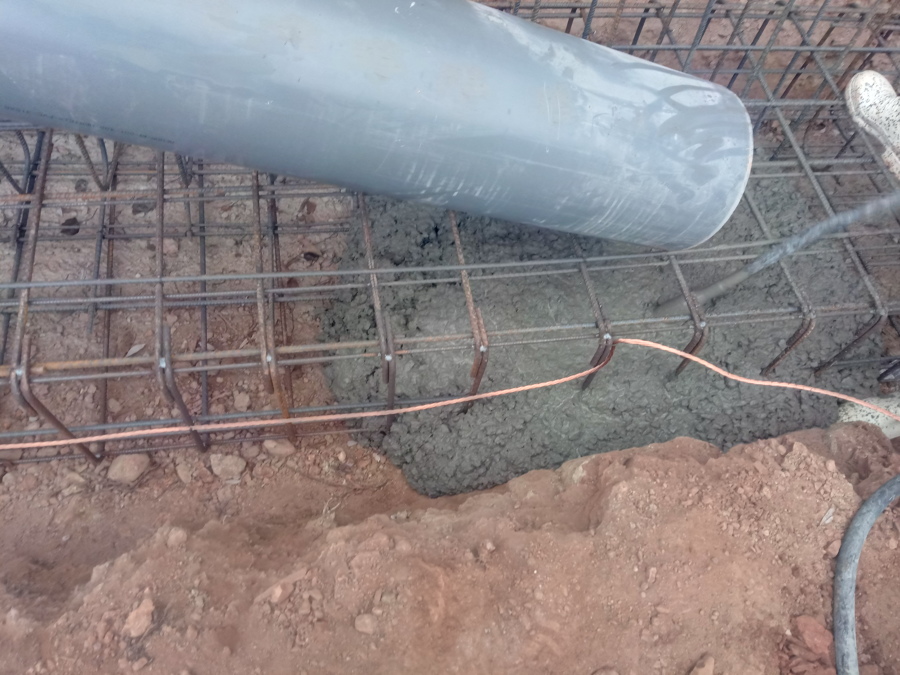 Vertido del hormigón de cimentación.