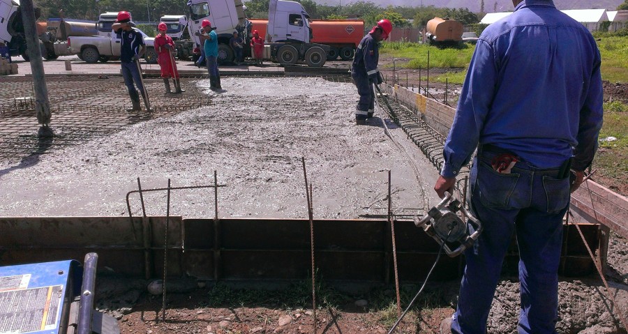 Vertido del hormigón y vibrado.