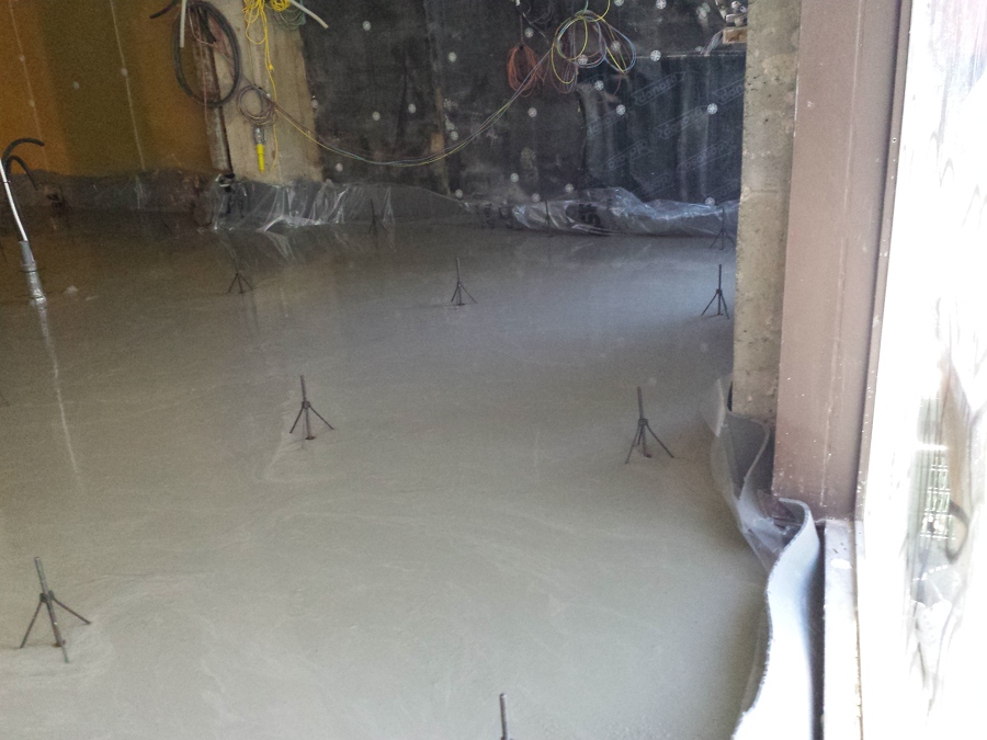 Vertido hormigón suelo