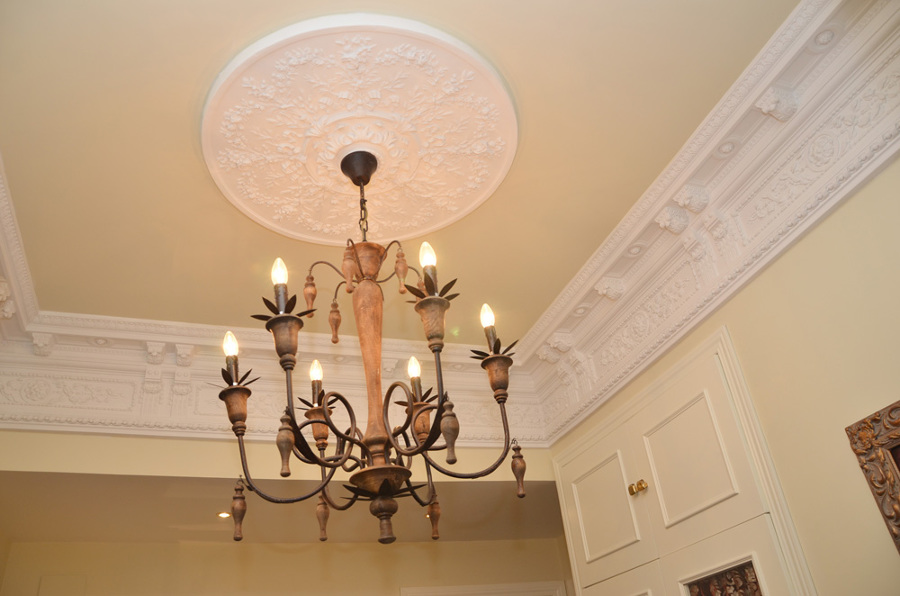 Vestibulo. Cenefa de gran dimensión y gran rosetón