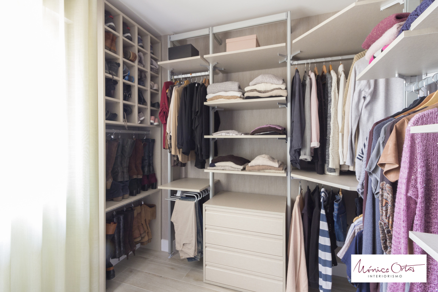 Vestidor abierto con detalle del diseño del zapatero a medida