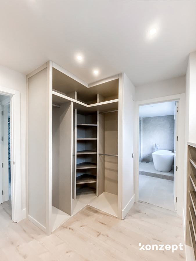 Vestidor con acceso al baño en suite