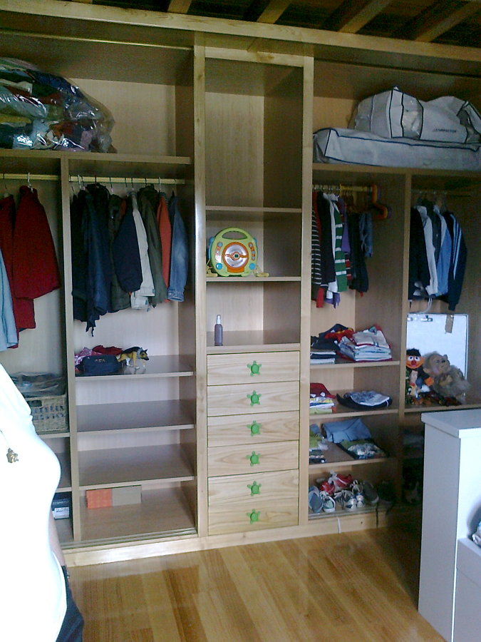 Vestidor con estantes y cajones