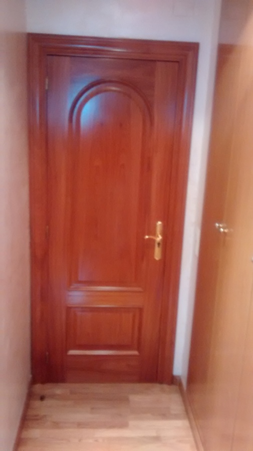 Vestidor con las puertas de color cerezo y armario en roble.