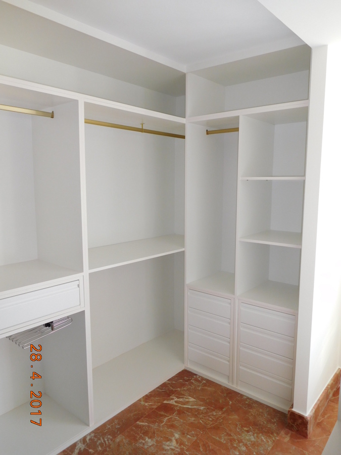 Vestidor cuarto de baño. Planta baja.