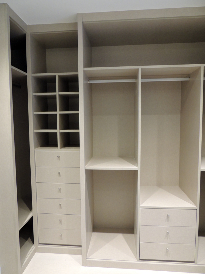 Vestidor en acabado lino en cuarto de baño incorporado.