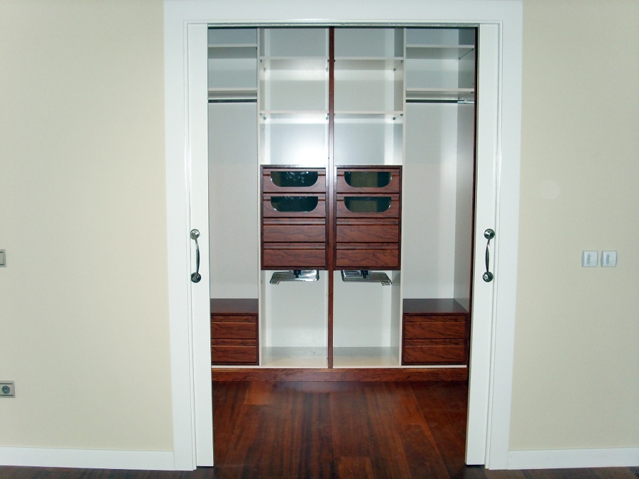 Vestidor lacado tono beige y cajones en bubinga