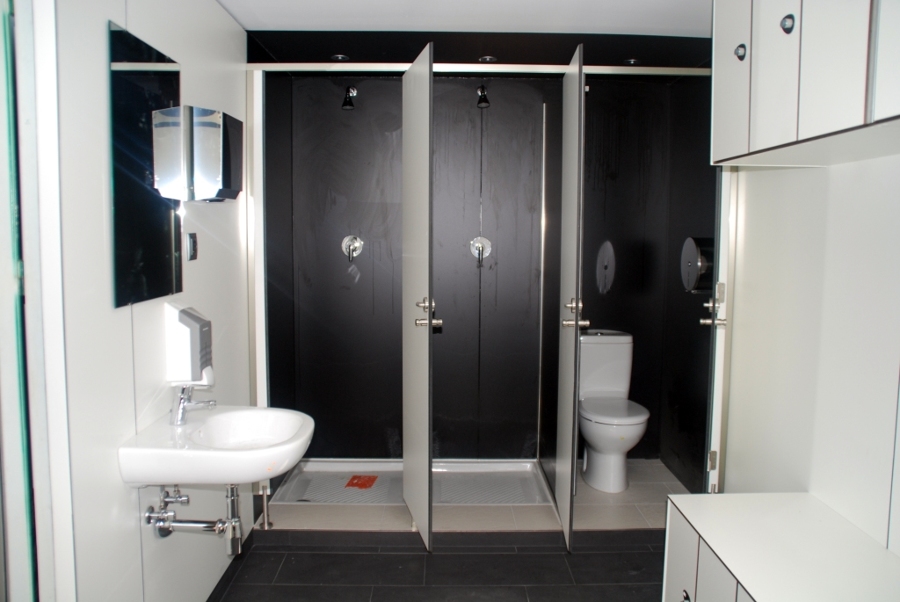 Vestuario en piscina de Club de Golf.