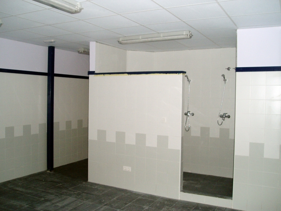 Vestuarios, oficina y almacén de pabellón industrial.