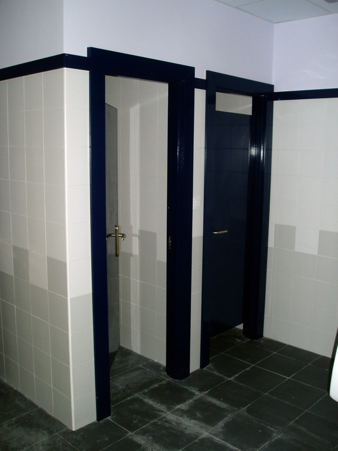 Vestuarios, oficina y almacén de pabellón industrial.