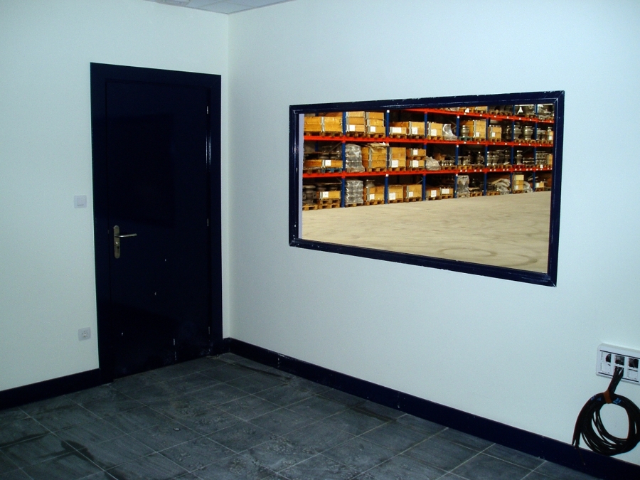 Vestuarios, oficina y almacén de pabellón industrial.