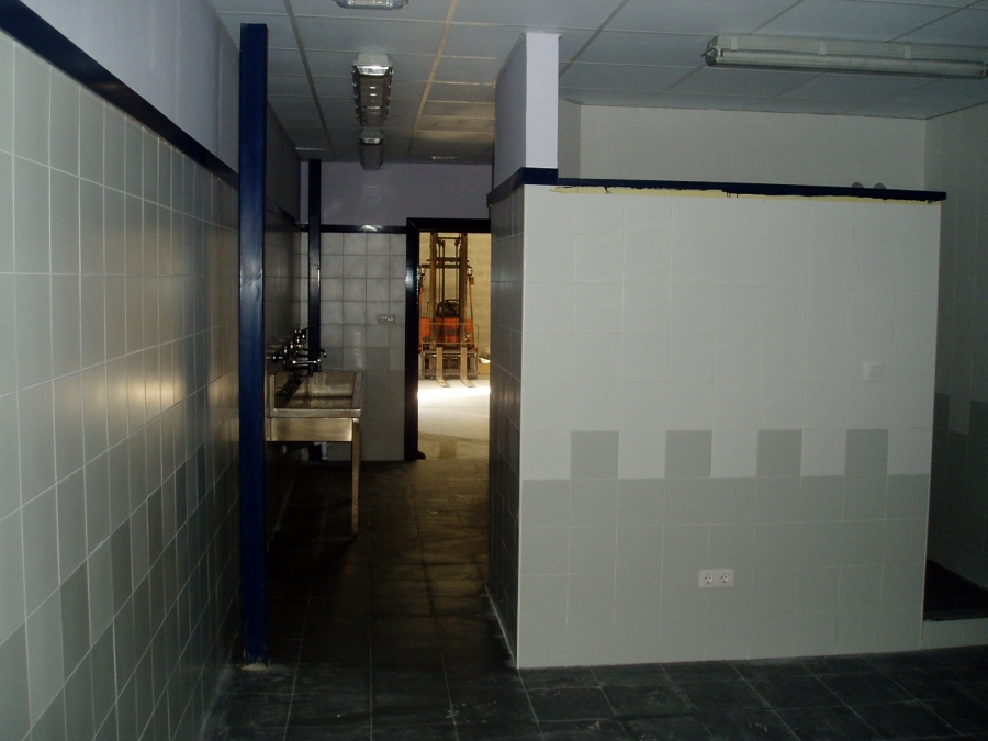 Vestuarios, oficina y almacén de pabellón industrial.