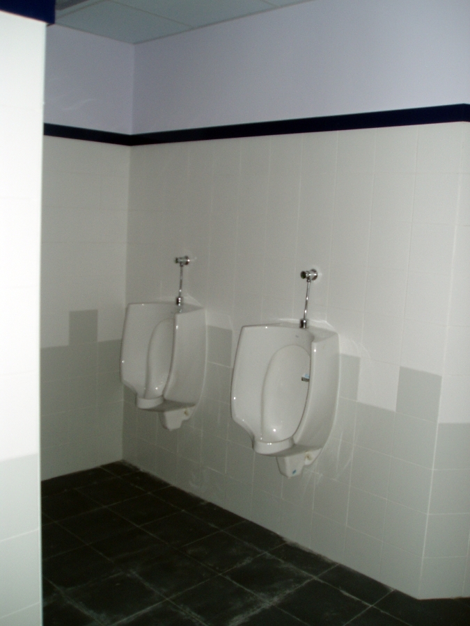 Vestuarios, oficina y almacén de pabellón industrial.