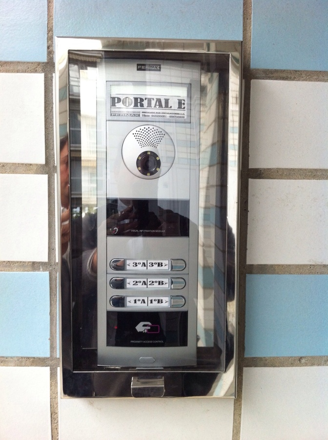 VideoPortero con caja de acero de protección para el agua.