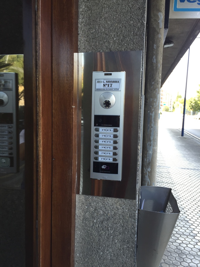 VideoPortero con marco embellecedor en acero.