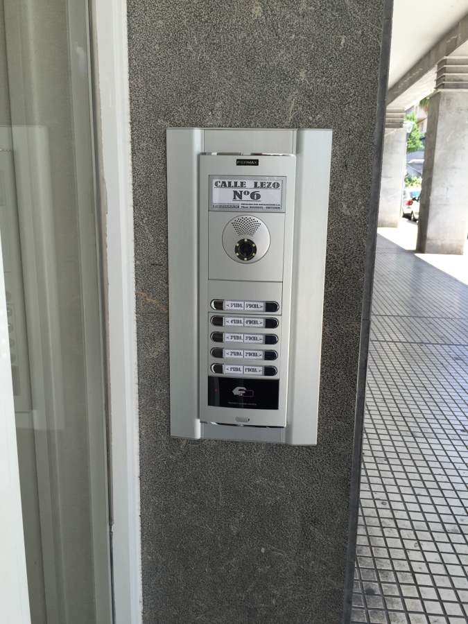 VideoPortero con marco embellecedor en aluminio..