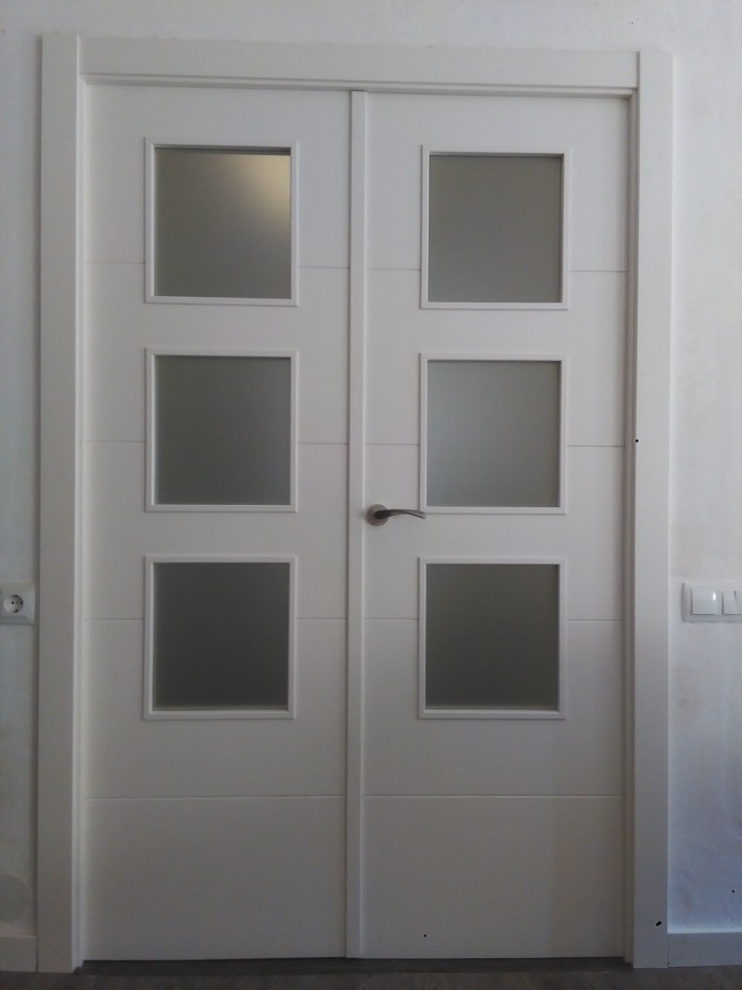 Vidriera Lacada con Ranura Horizontal