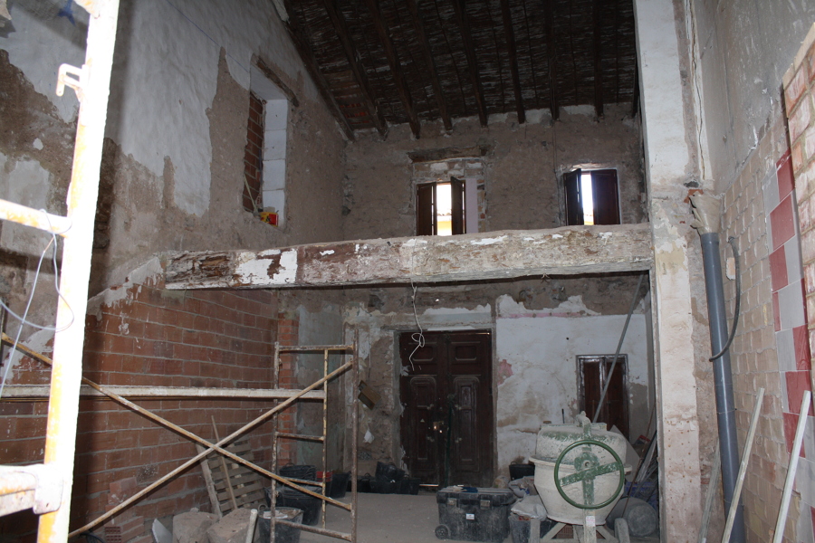 Viga de carga antigua de mobila