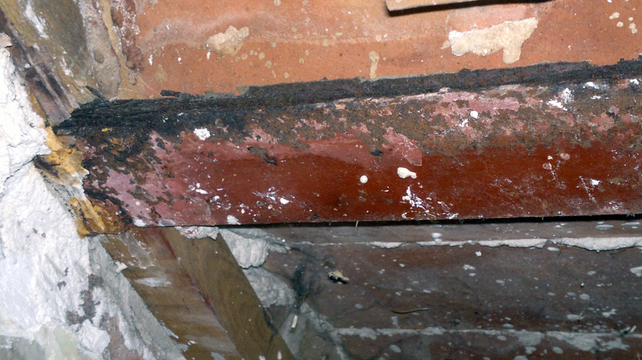 Vigas de hierro oxidadas.