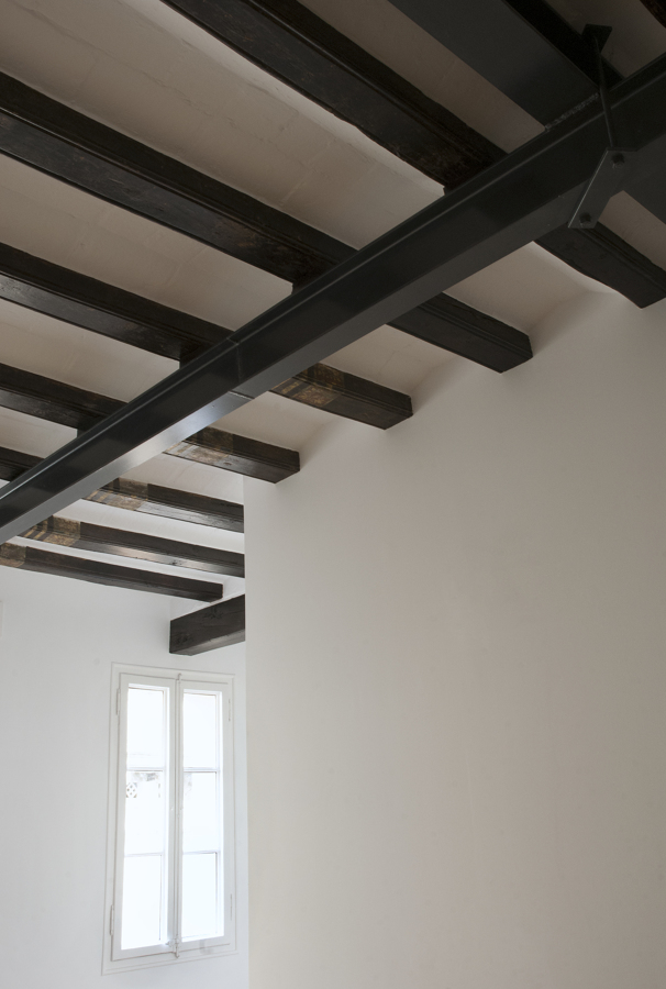 vigas de madera con soporte estructural en acero