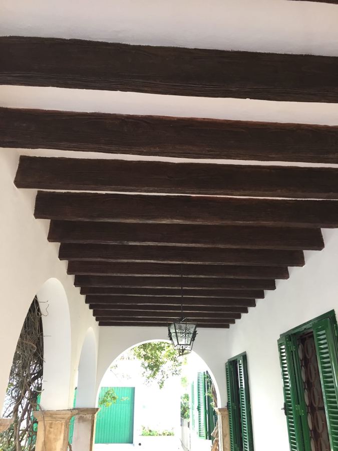 Vigas de madera en porche