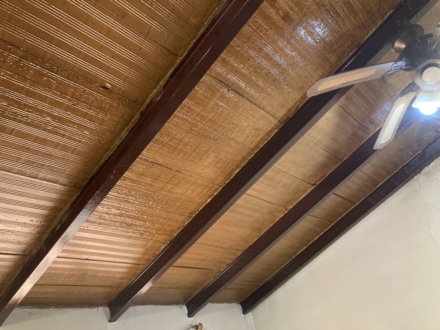 Vigas en color marrón tabaco