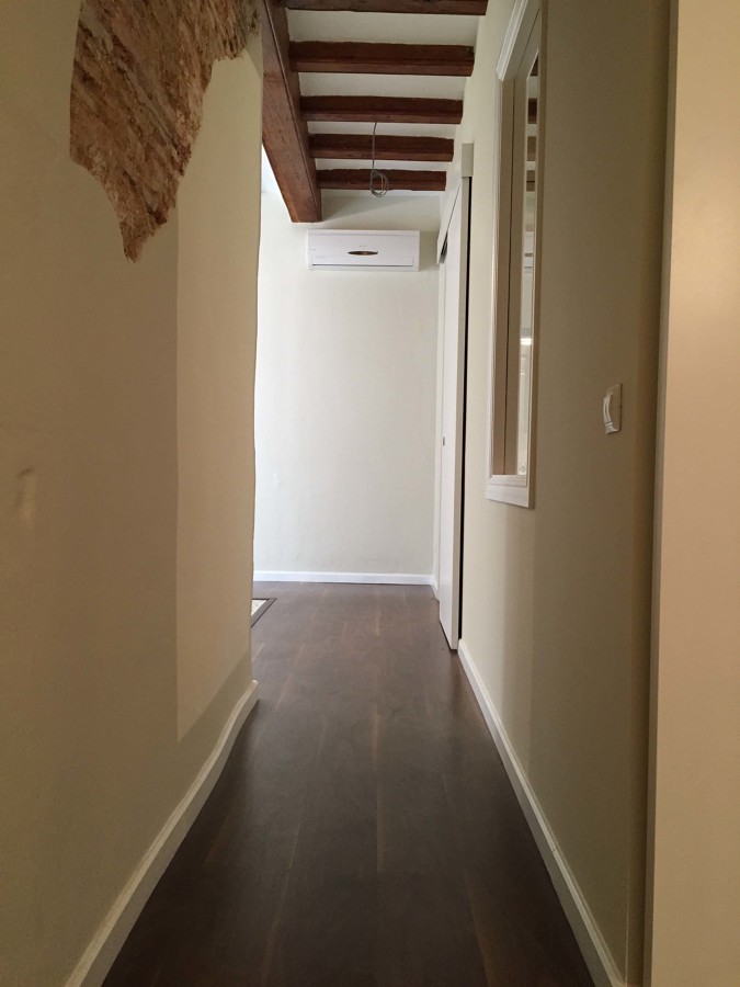 vigas madera originales restauradas y pared obra vista parcial