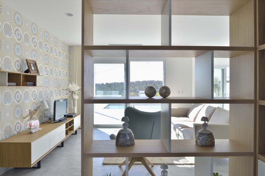 salón con estantería marrón