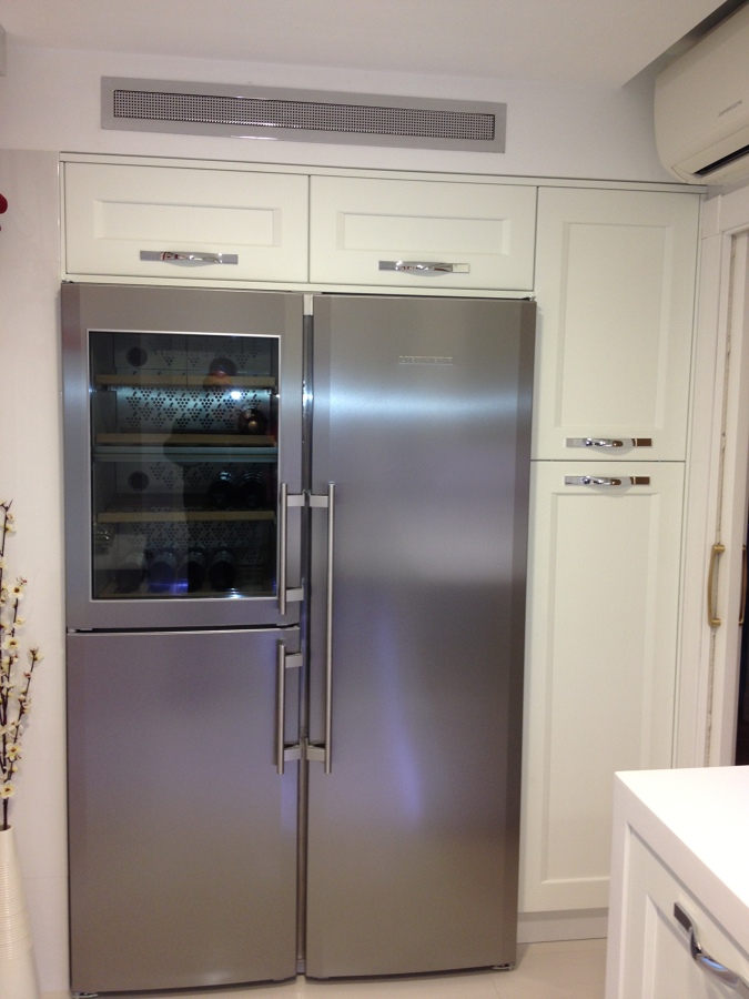 Vinoteca integrada en columna.