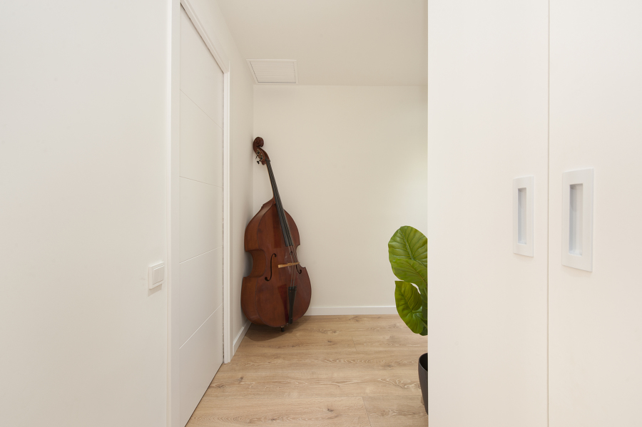 Violonchelo como elemento decorativo en el pasillo