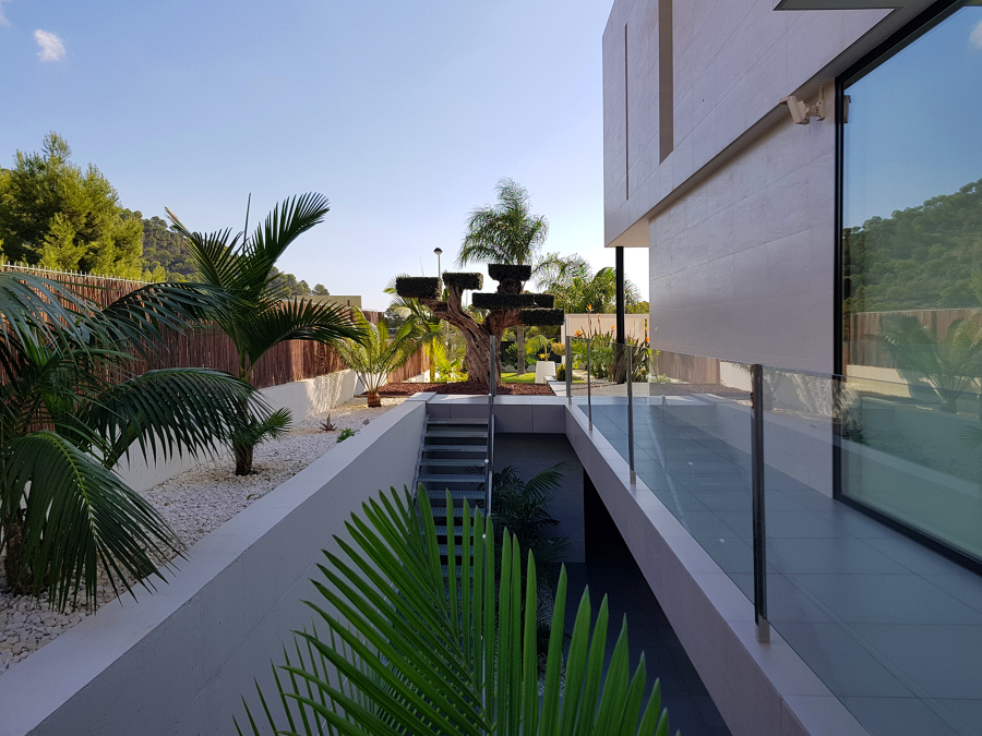 Vista acceso exterior al gimnasio