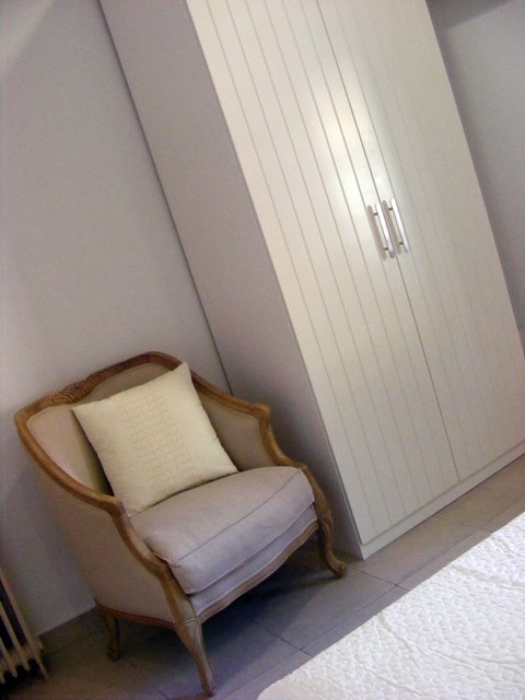 Vista armario habitación principal.