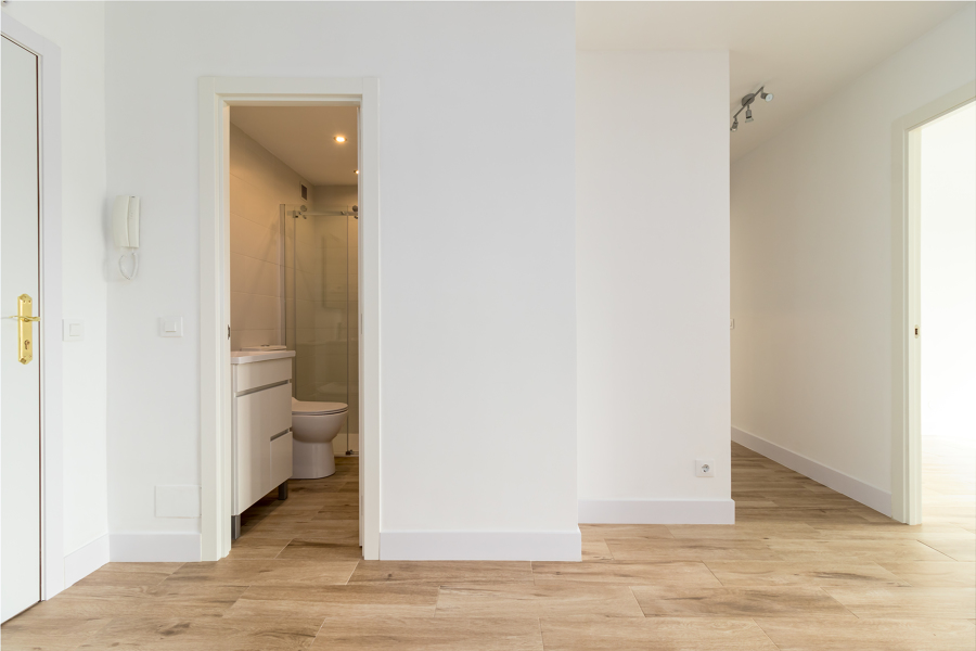 Vista baño 2 y pasillo