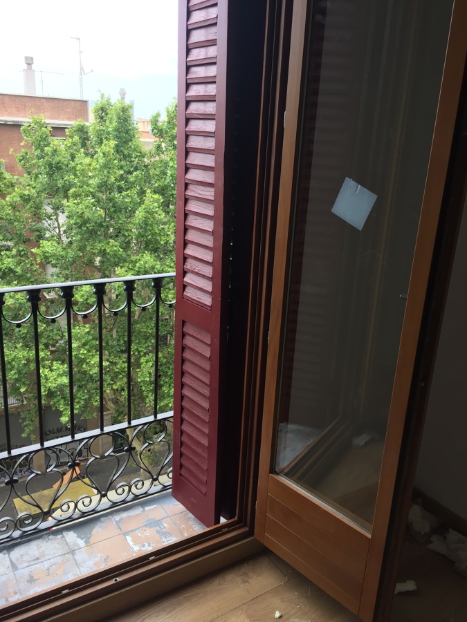 Vista calle a través de nuestros cerramientos barnizados y lacados