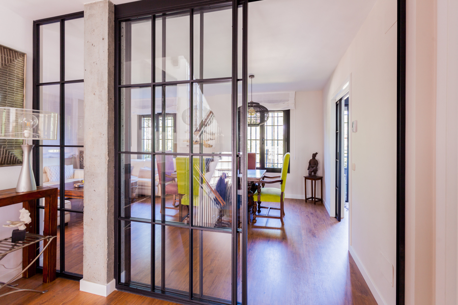 Vista comedor con puerta forja