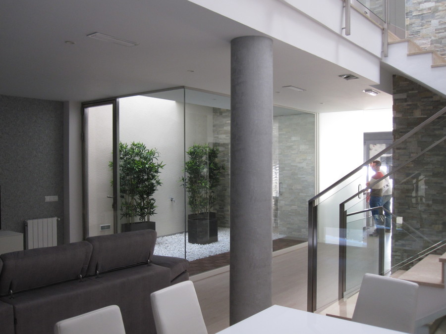 Vista comedor y al fondo patio estilo japones.